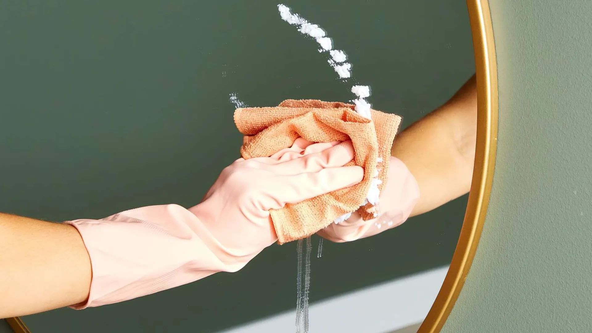 Como Limpar Seu Espelho Sem Deixar Manchas